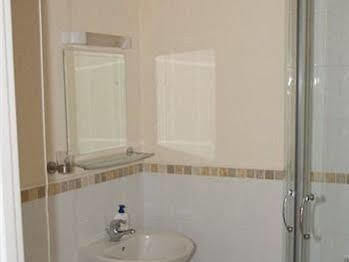 וויימות' Harlequin Guest House With Parking מראה חיצוני תמונה